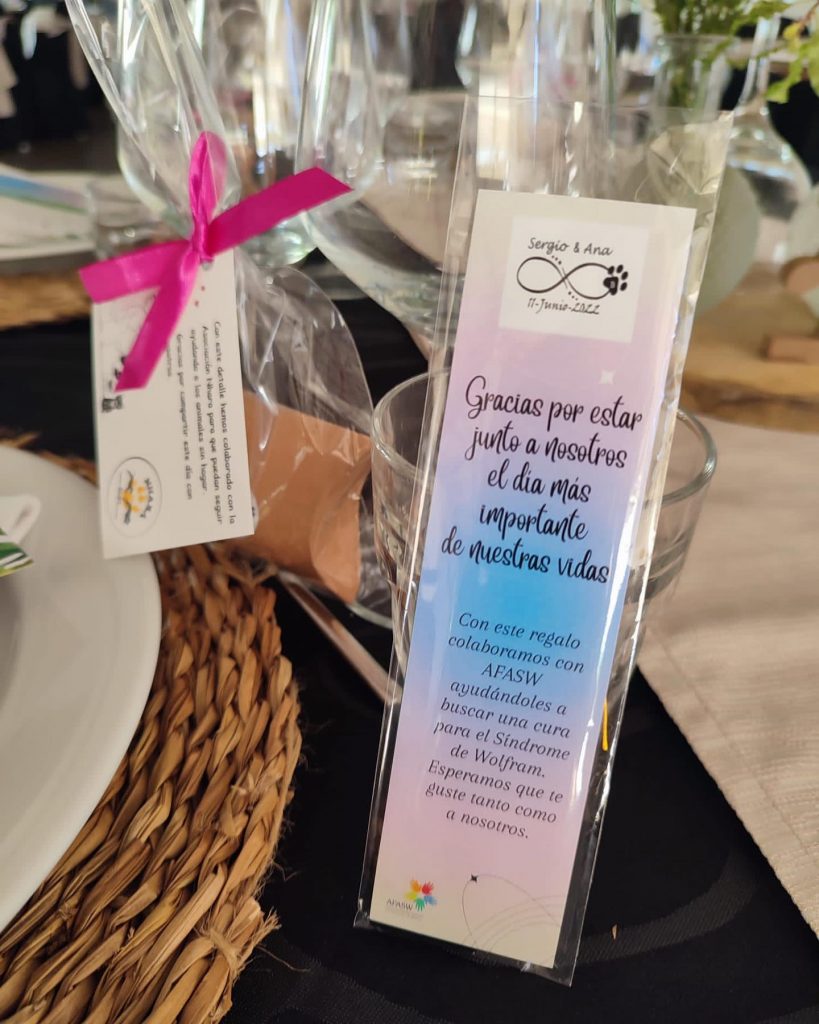 Como nos gustan estos eventos.. y es que Sergio y Ana, en el día de su boda, han colaborado con nuestra asociación, adquiriendo nuestros detalles solidarios. Con ellos, están ayudándonos a impulsar el avance en la terapia génica para el Síndrome de Wolfram. Muchas gracias por contar con nosotros en este día tan especial. Os deseamos mucha felicidad