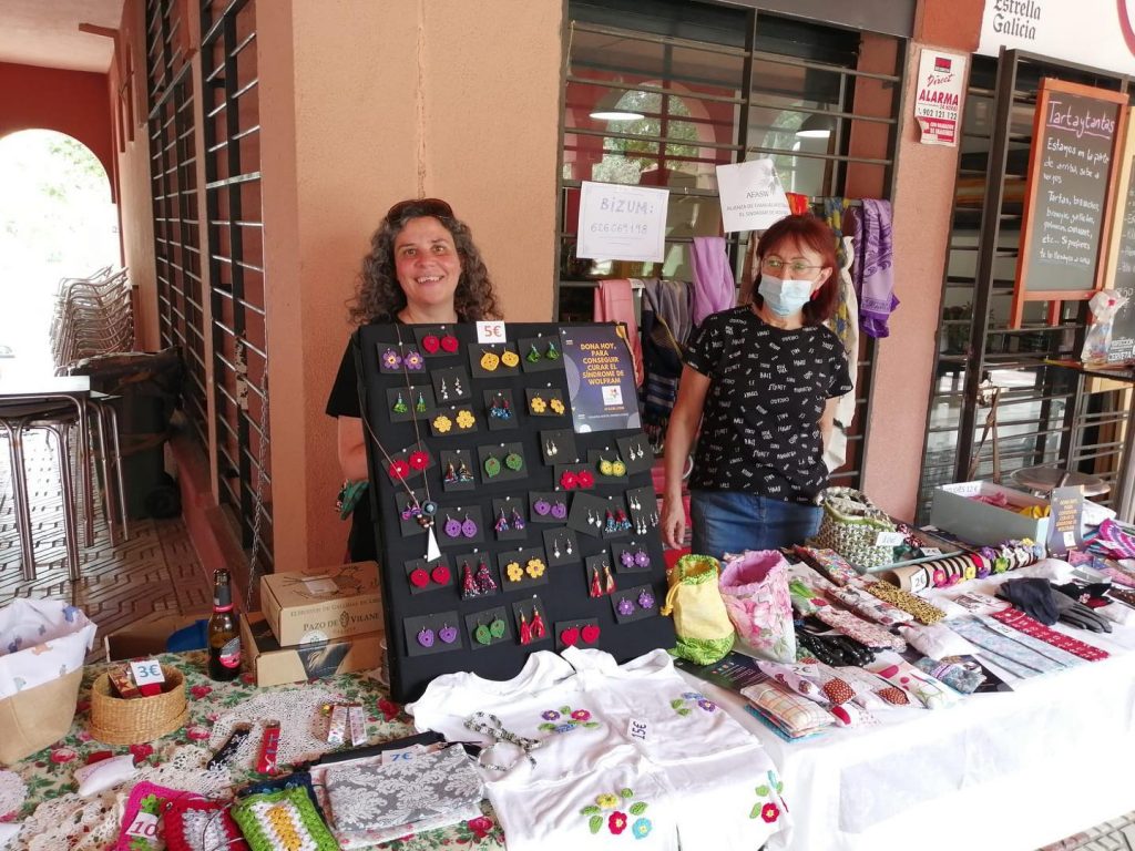 Hoy Regina y sus compañeras de costura han montado una mesa solidaria con productos de artesanía realizados por ellas mismas, en Rosa Luxemburgo, Aravaca.
Los donativos obtenidos se destinarán al proyecto de terapia génica del Síndrome de Wolfram. 