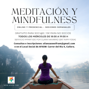 Mujer meditando junto a un lago y montañas.