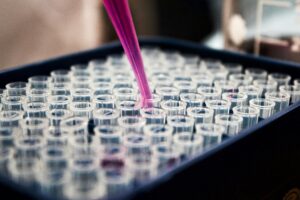 Imagen de tubos de ensayo en laboratorio